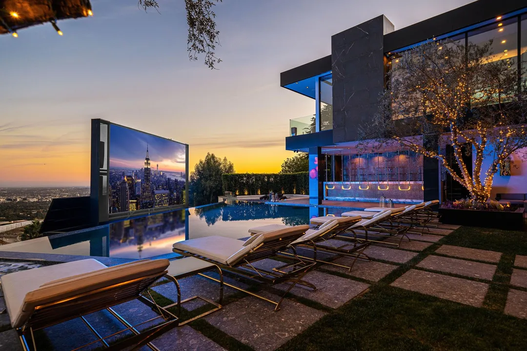 A DidiBloom luxury residence at dusk