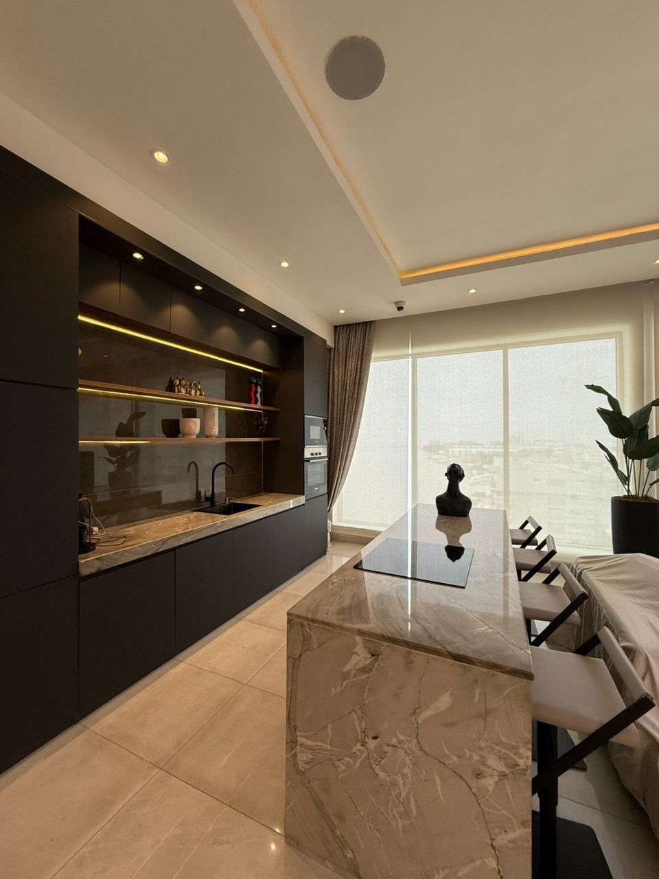 Luxury 3-Bedroom Apartment on Admiralty Road