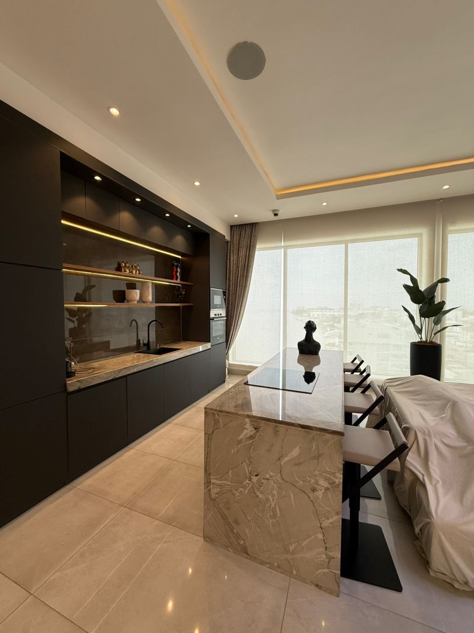 Luxury 3-Bedroom Apartment on Admiralty Road