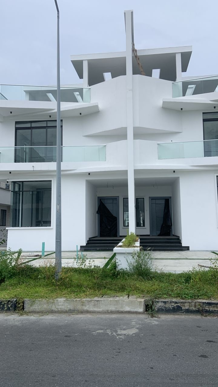 Contemporary 5-Bedroom Semi-Detached Duplex, Cowrie Creek in Lekki, Nigeria